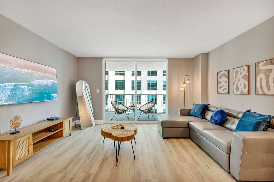 Building Photo - 1200 Brickell Bay Dr