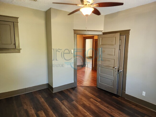 Building Photo - Historical 3 Bedroom 1 Bathroom!
