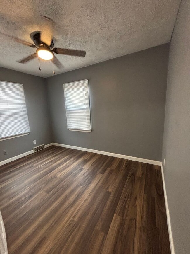 Building Photo - Spacious 4 Bedroom 1.5 Bath House!!