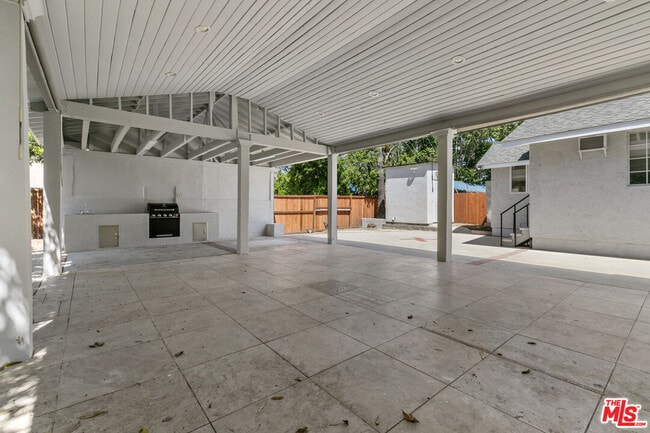 Building Photo - 3915 S Budlong Ave