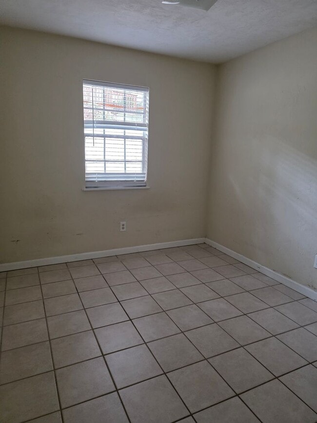 Building Photo - Tallahassee Townhouse Next to Lincoln High...