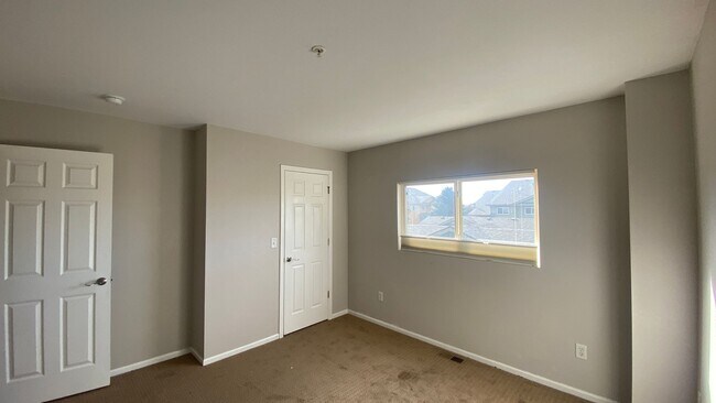 Building Photo - 2 Bedroom 2 1/2 Bathroom Brighton Condo