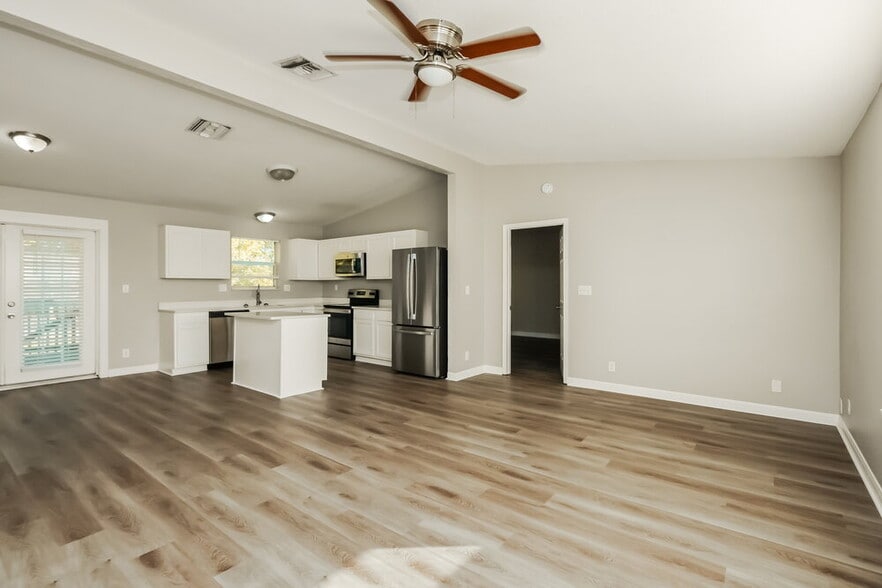 Building Photo - 2216 Leda Ave S
