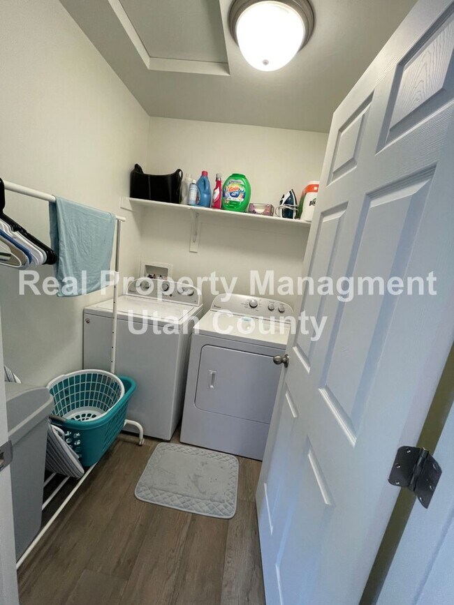 Building Photo - Beautiful Townhome in Pleasant Grove