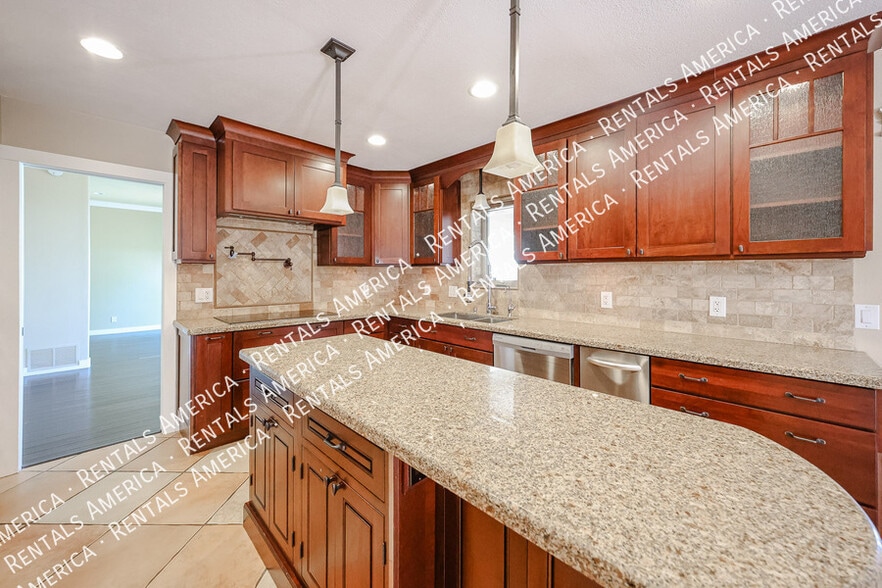 Building Photo - 15811 E Richwood Ave