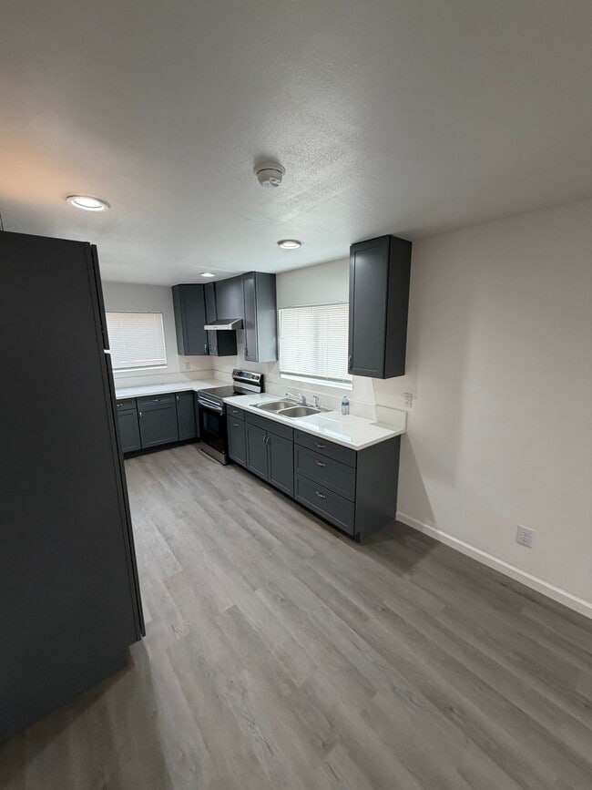 Building Photo - 1060 St