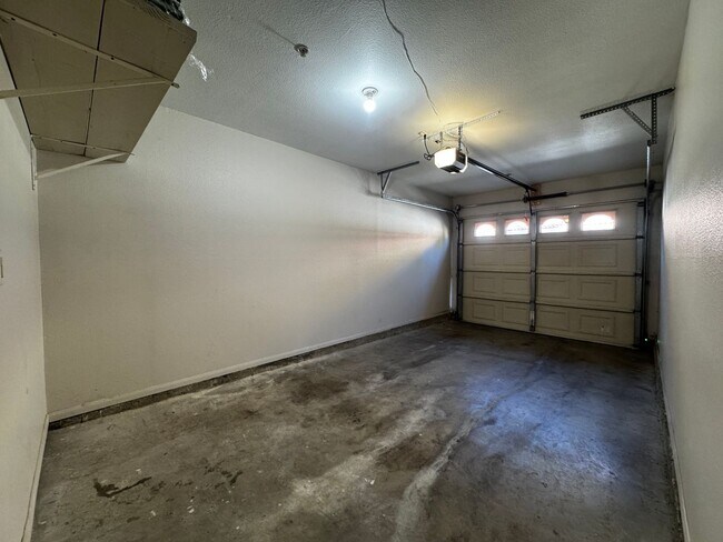 Building Photo - Ground floor spacious 2 Bedroom Condo near pool and gym