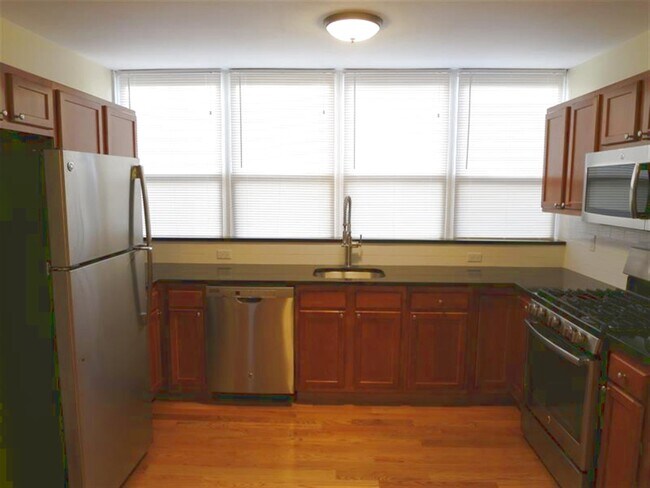 Primary Photo - 332 Beacon St