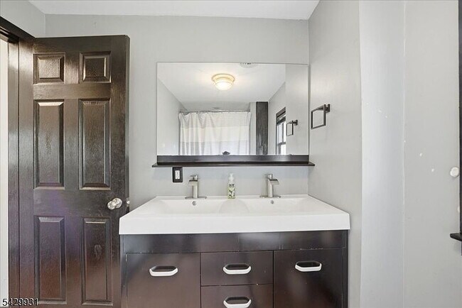Building Photo - Single Family Home For Rent