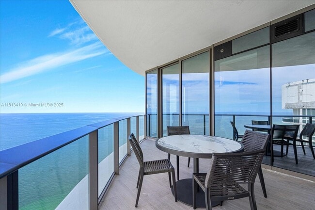 Primary Photo - 15701 Collins Ave