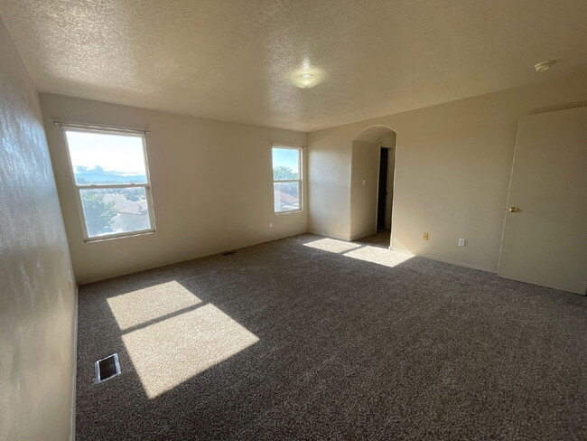 Building Photo - Two story 3 bedroom!