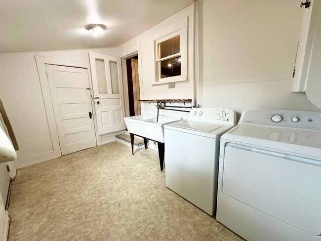 Building Photo - Charming 3 Bedroom Home Near Downtown Elle...
