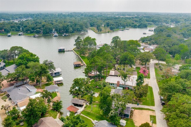 Building Photo - 1813 Oak Shore Dr