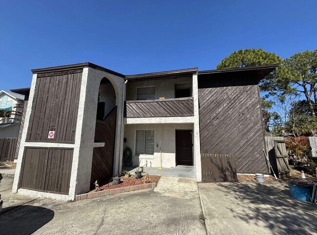 Building Photo - 136 Country Club Dr