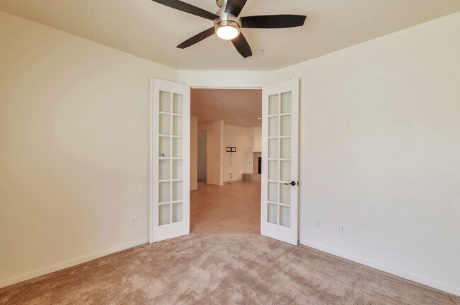 Building Photo - Beautiful 2-Bedroom Condo in Prime Scottsd...