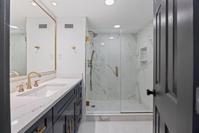 Building Photo - 14 Lockwood Dr