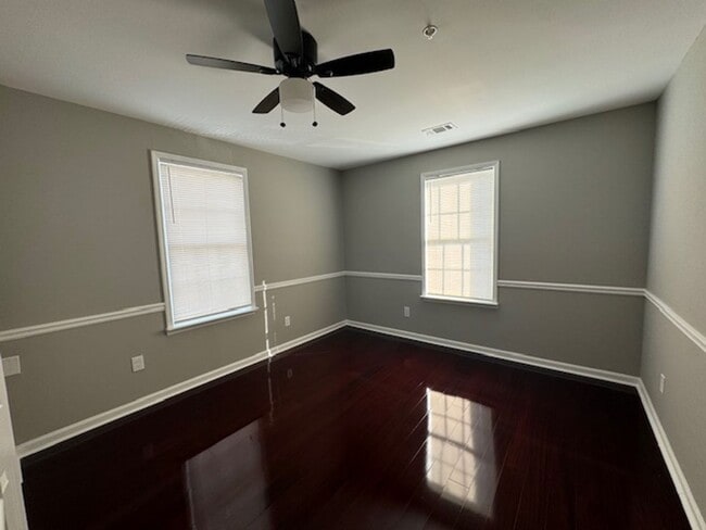 Building Photo - Gorgeous 3 Bedroom / 2 bath Loft in Downtown Jonesboro!!