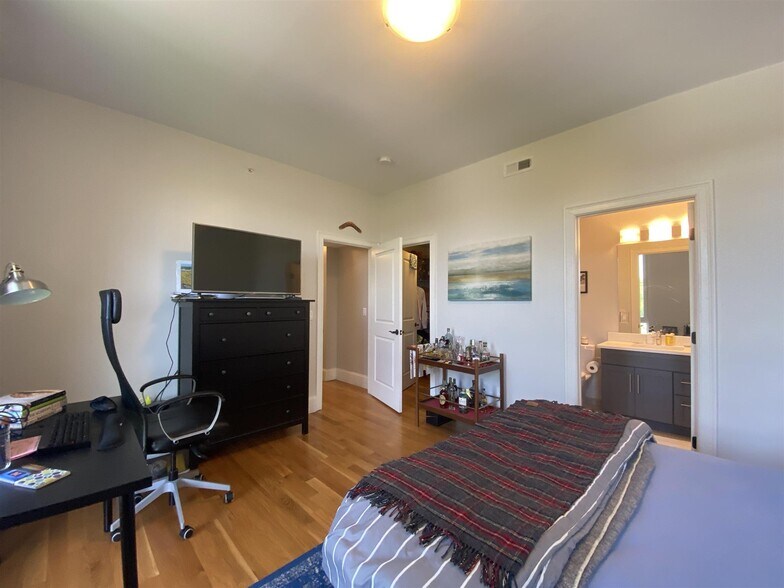 Building Photo - 168 Hampshire St