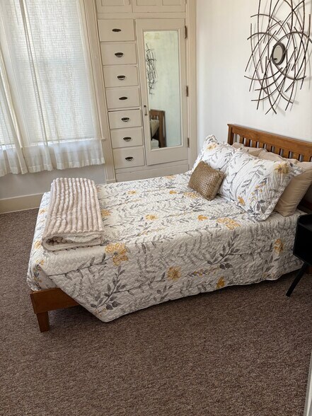 Building Photo - 589 E Losey St