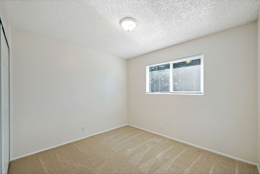 Building Photo - 490 N 5th St
