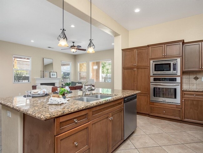 Building Photo - Beautiful Clovis North 4/3