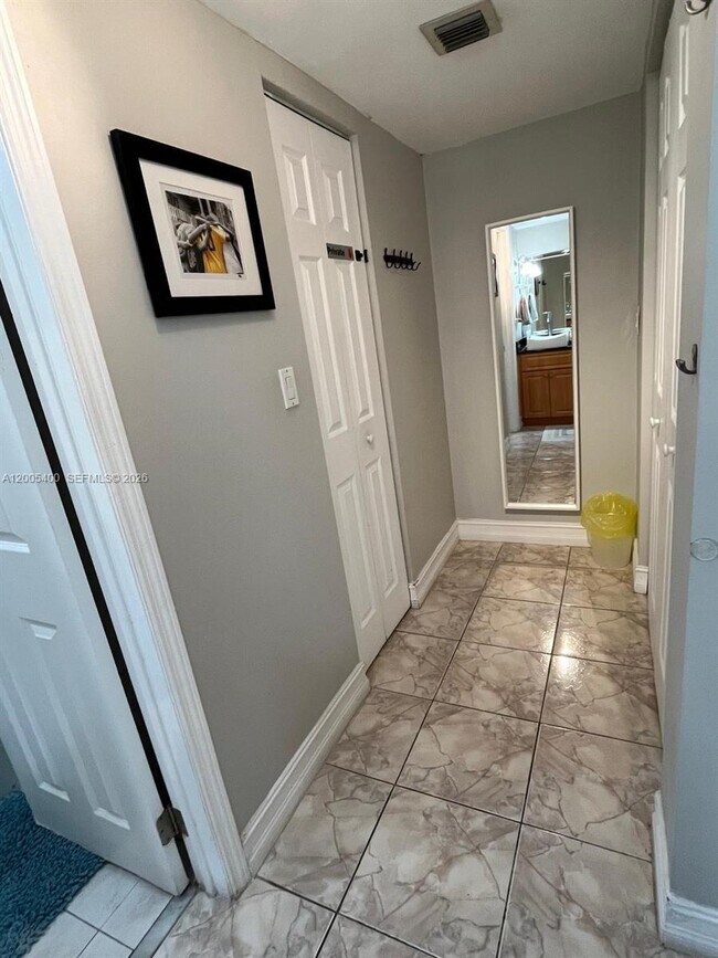 Building Photo - 3475 N Country Club Dr