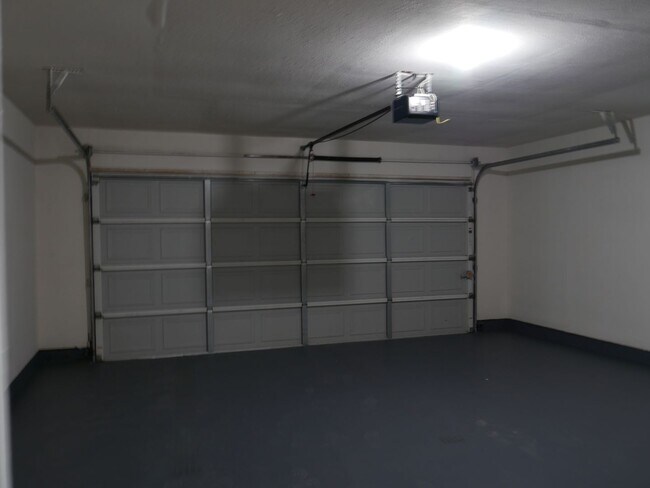 Building Photo - 2 Bed | 2 Bath 1,100 Sq. Ft. Two Car Garag...