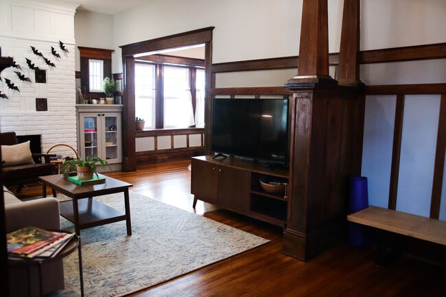 Building Photo - 419 E 3rd St