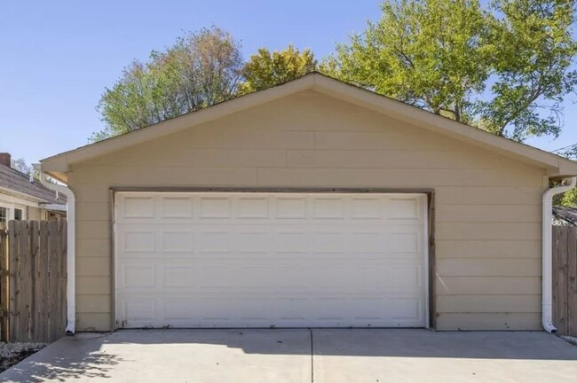 Building Photo - Spacious Townhome in Southeast Wichita