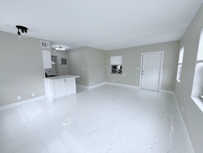 Building Photo - 2725 Middle River Dr