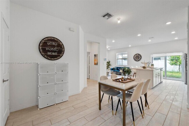 Building Photo - 765 SE 19th St