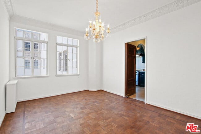 Building Photo - 450 N Rossmore Ave