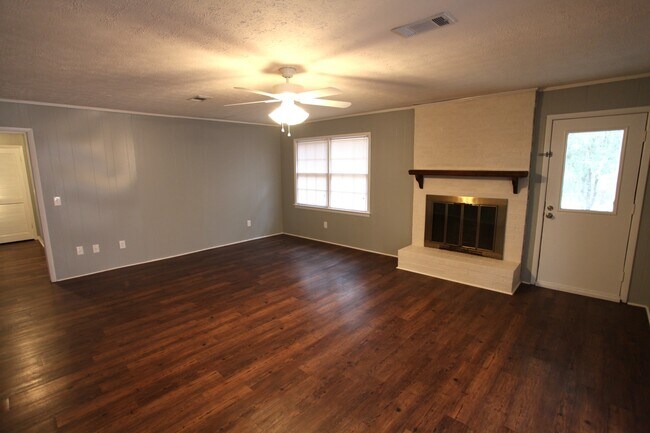 Building Photo - Newly remodeled 3bed/2bath house available...