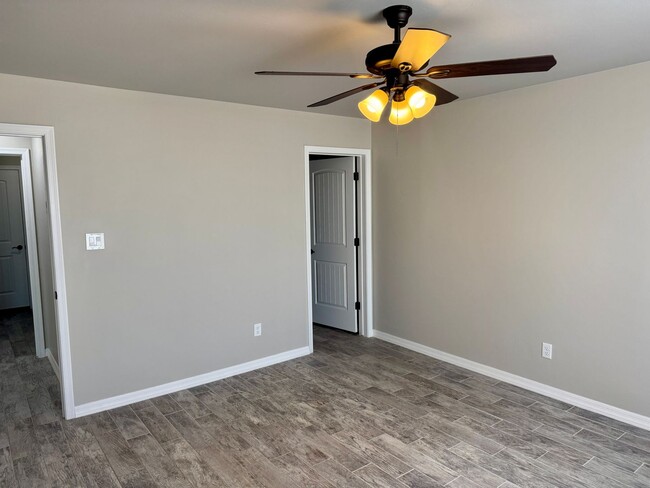 Building Photo - Enjoy the afternoon views in the 3 Bedroom...