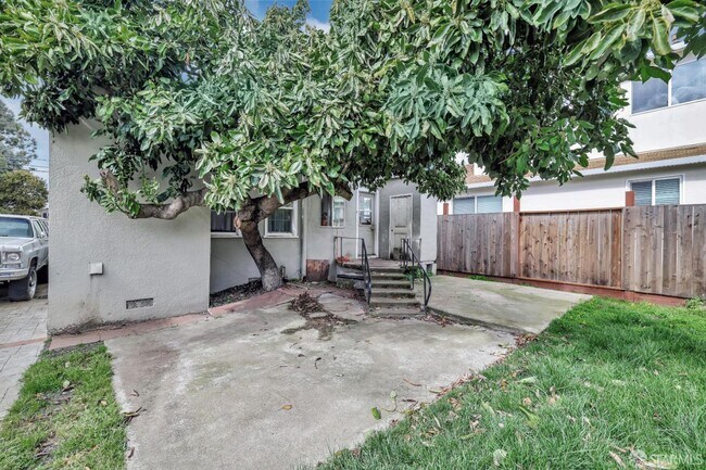 Building Photo - 609 S Delaware St