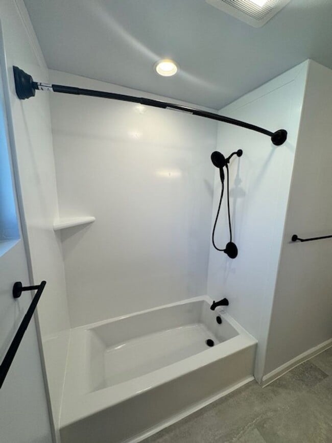 Building Photo - Beautiful West Redding Home -Small Pets Co...