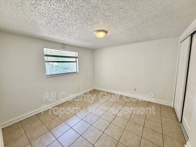 Building Photo - 910 61st Ave E