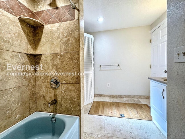 Building Photo - 1336 Kalamath St