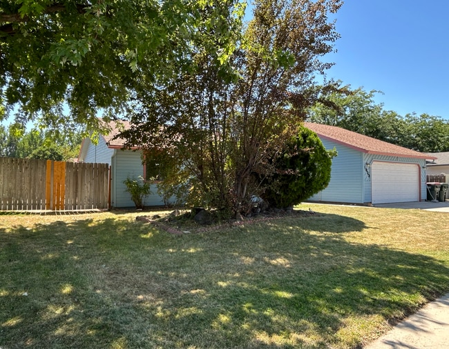 Primary Photo - 1033 E Chateau Dr