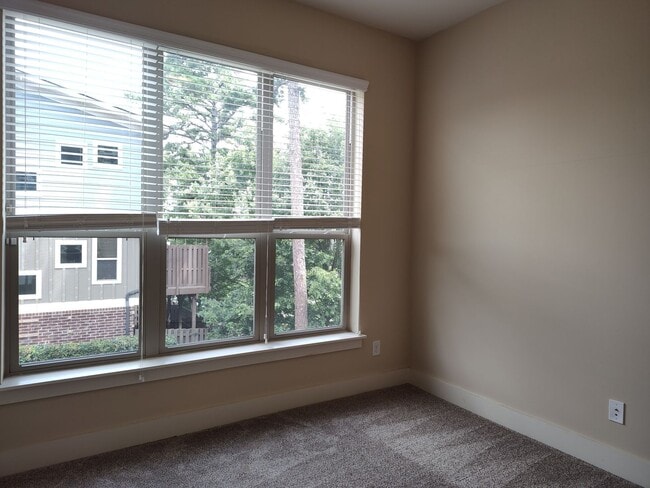Building Photo - Move-In Ready Townhome located in the Stee...