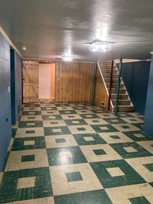 Building Photo - 2401 Bristol Rd