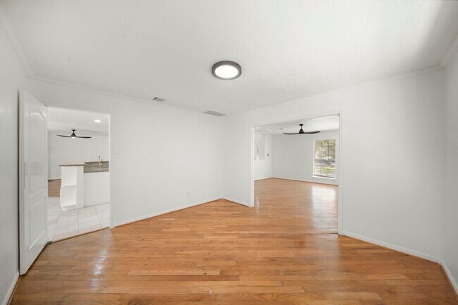 Building Photo - 2406 Parkwood Ln