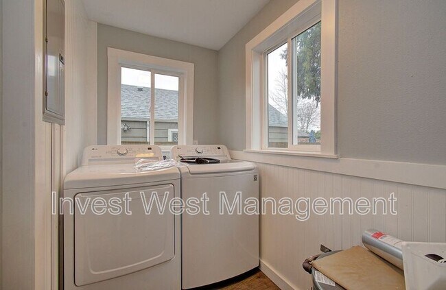 Building Photo - 2306 E 27th St