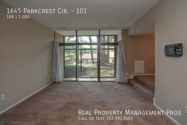 Building Photo - 1645 Parkcrest Cir