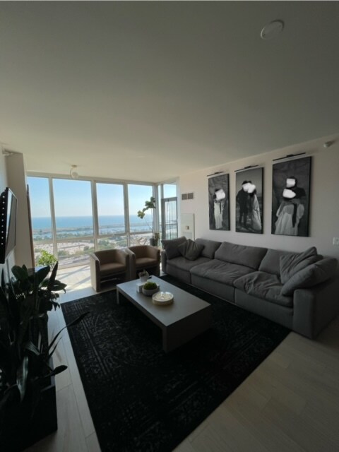 Unit Living room - 1629 S Prairie Ave