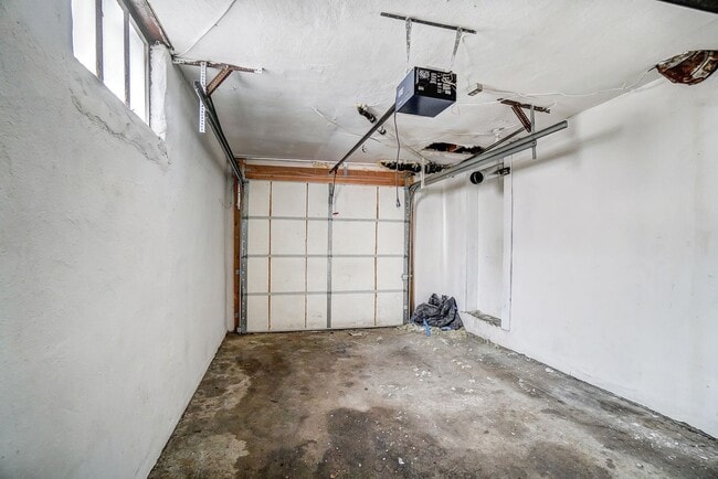 Building Photo - 2 Bedroom, 1 Bathroom with Large Backyard!