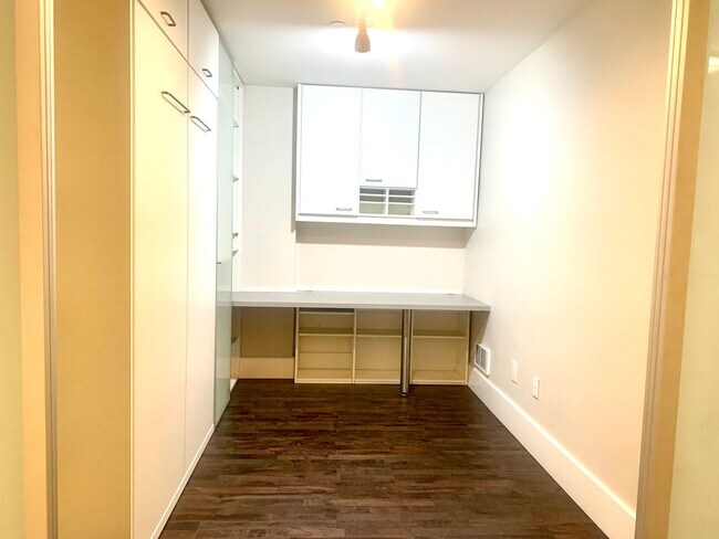 Building Photo - Spacious Centrally Located 1 bed + Den/ 1....