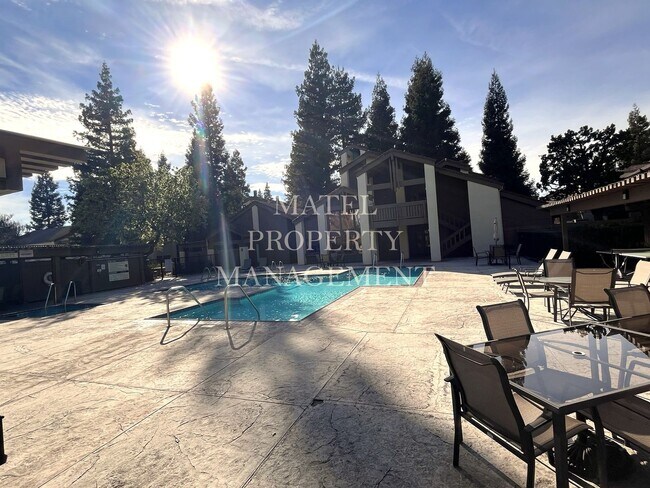 Building Photo - COLO370