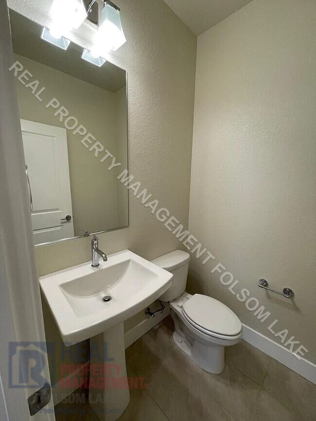 Building Photo - Available Now! 5 Bedroom 4.5 Bath at Russe...