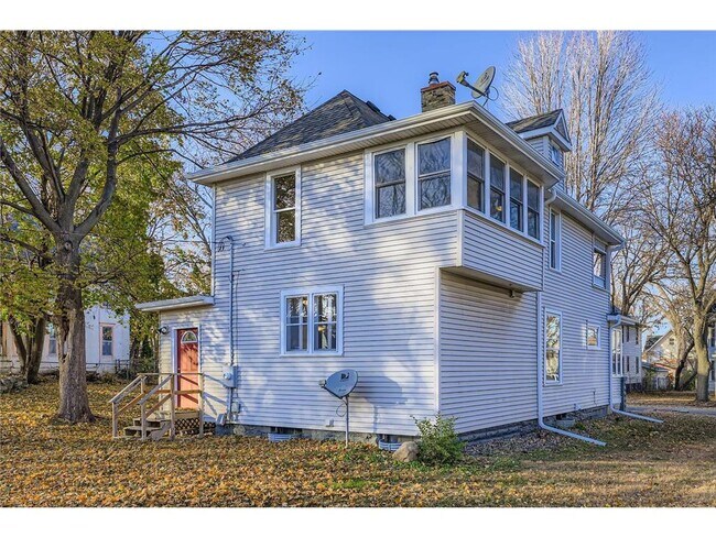 Building Photo - 988 Reaney Ave E